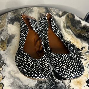 Lucky brand black and white flat